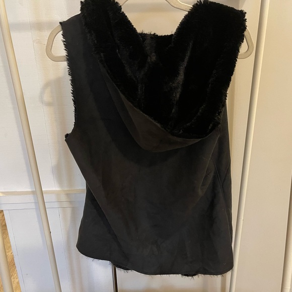 Faux fur Sherpa vest in black. Faux suede - Picture 2 of 4